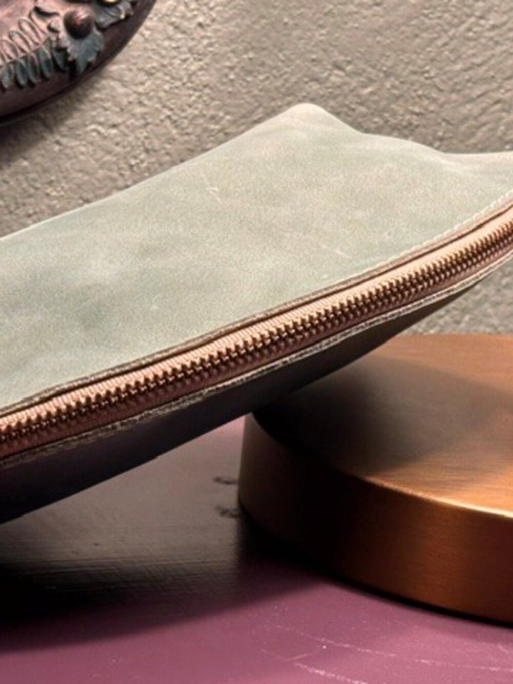 Portland Leather Eclipse Pouch ~ Soft Green - Picture 2 of 7